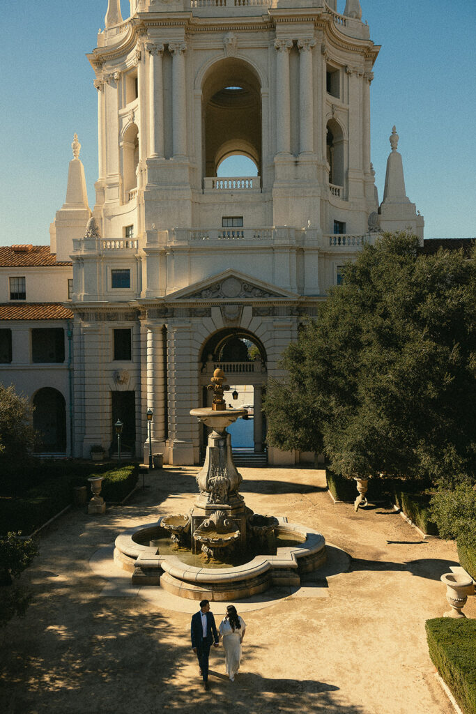 Couple walking in front of the fountain.