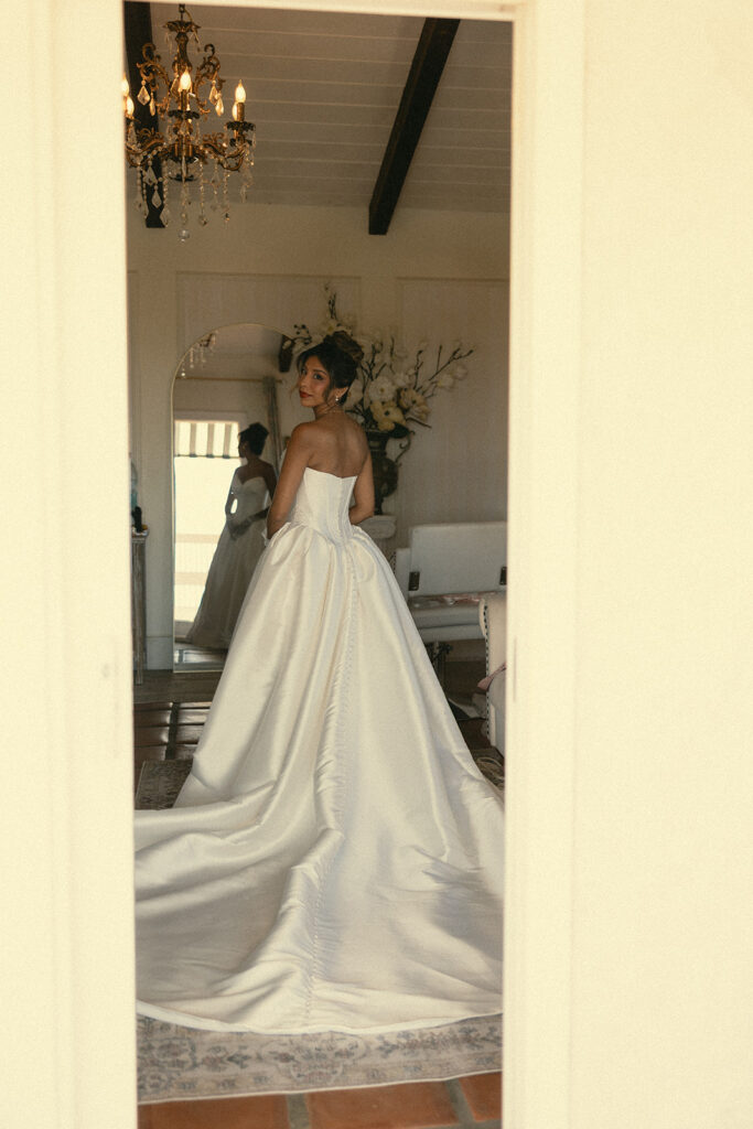 Bride posing in the bridal suite at Jeune Perché.